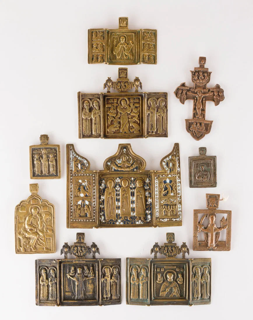 | SAMMLUNG VON ZEHN BRONZE-IKONEN: KRUZIFIX, CHRISTUS VON SMOLENSK SOWIE AUSGEWAeHLTE HEILIGE