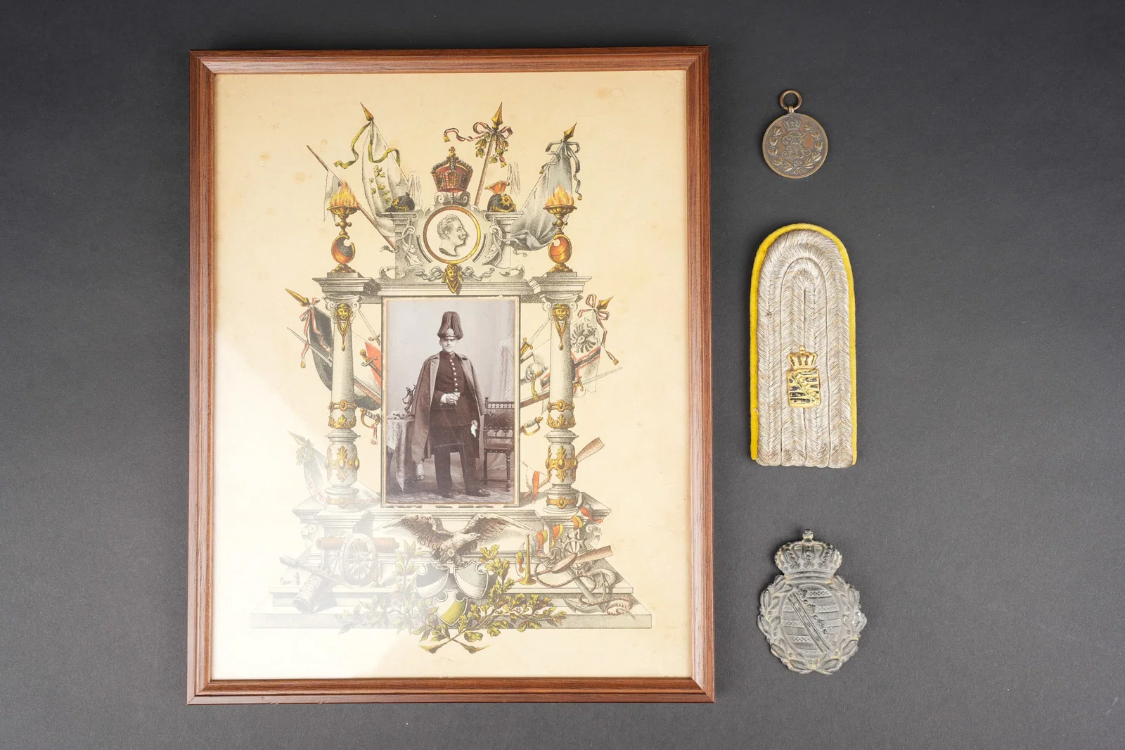 Saxe lot insignes, plaque de casque a pointe et photo. Saxony lot