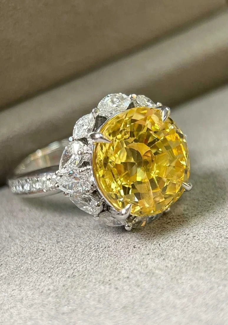 Second-hand 9.55 Carat Canary Yellow Blue Sapphire Ring