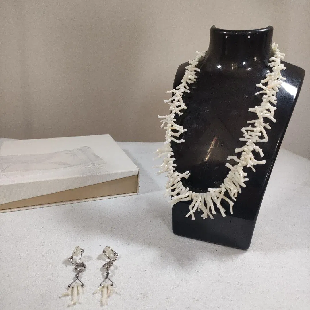 (Second-hand) Natural white coral necklace and earrings, 18K gold