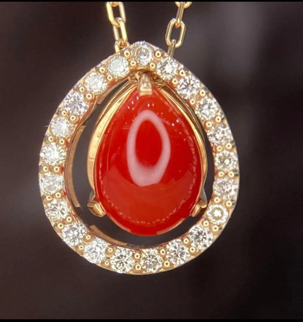 (Second-hand) Necklace pendant made of 18K yellow gold, red coral, and diamonds.