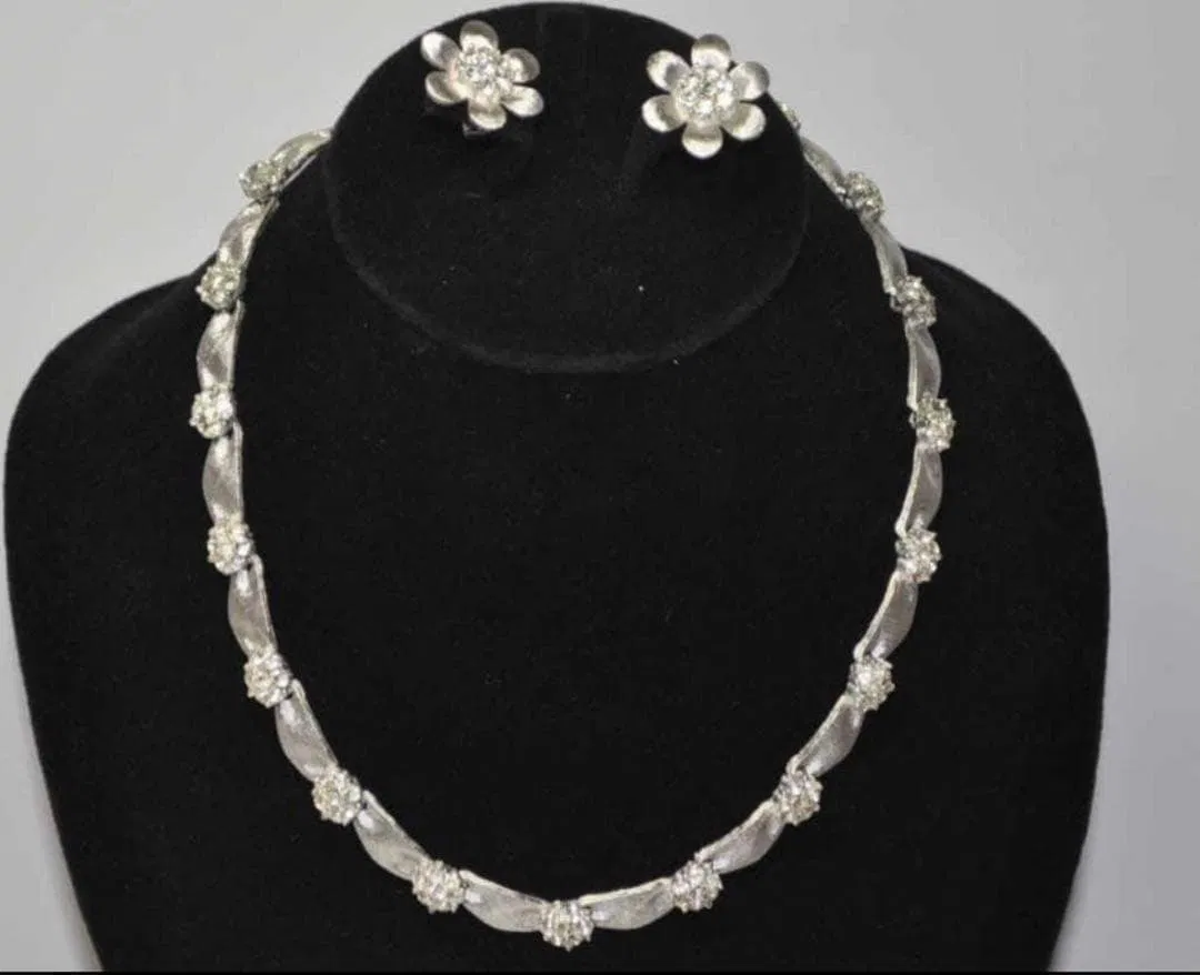 (Second-hand) Trifari Rhinestone Inlaid Silver Necklace and Earrings