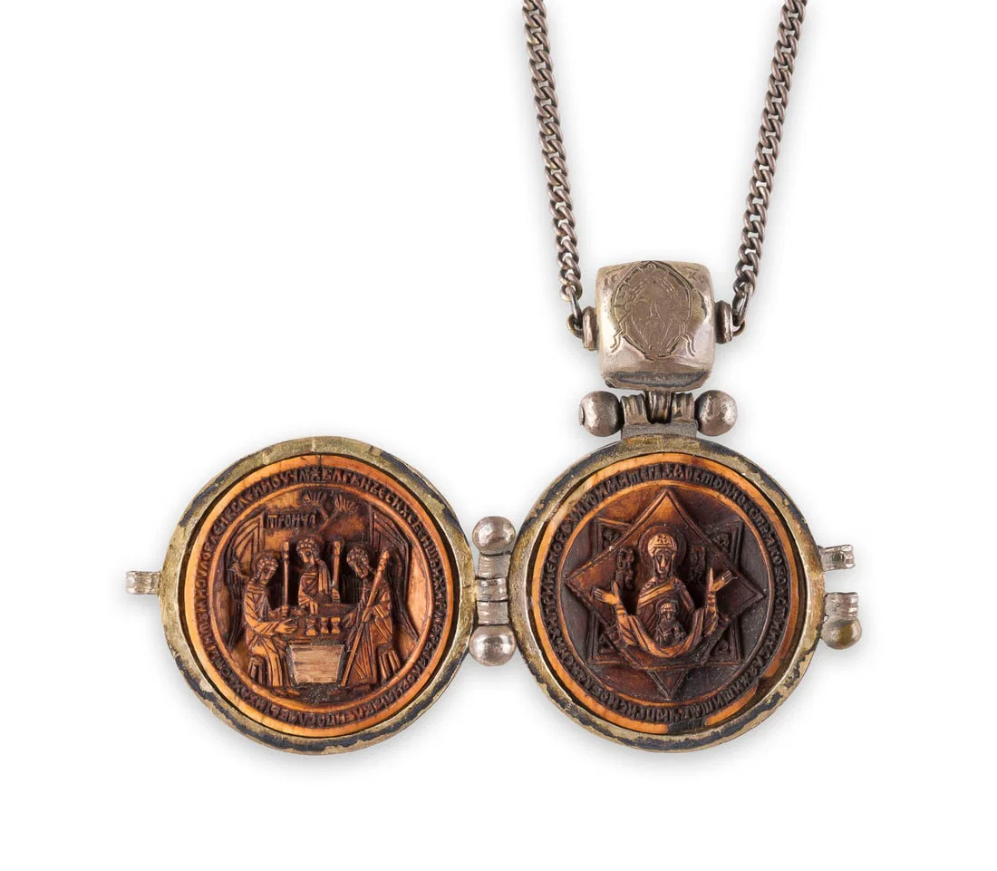 | SEHR FEINE PANHAGIA MIT DER KREUZIGUNG, DER ALTTESTAMENTLICHEN DREIFALTIGKEIT, DER GOTTESMUTTER