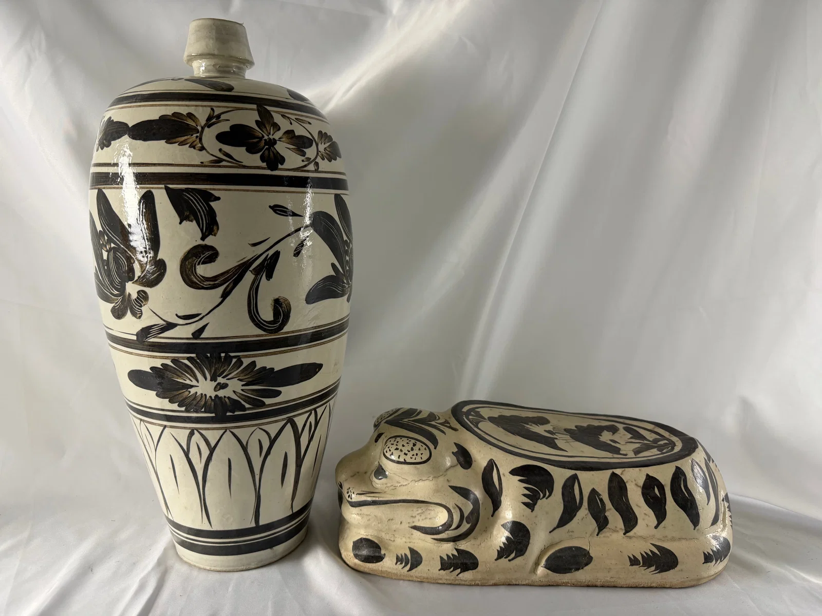 Set of 2 Chinese black and white porcelain vase and tiger pillow