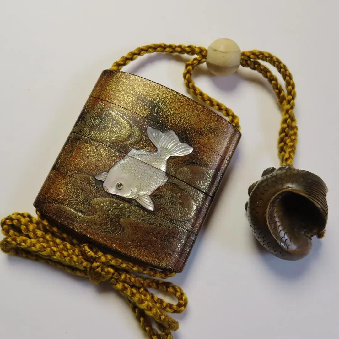 Shibayama-style gold lacquer inrO (small container), Artist: ChOhei (lacquerware, netsuke, fish