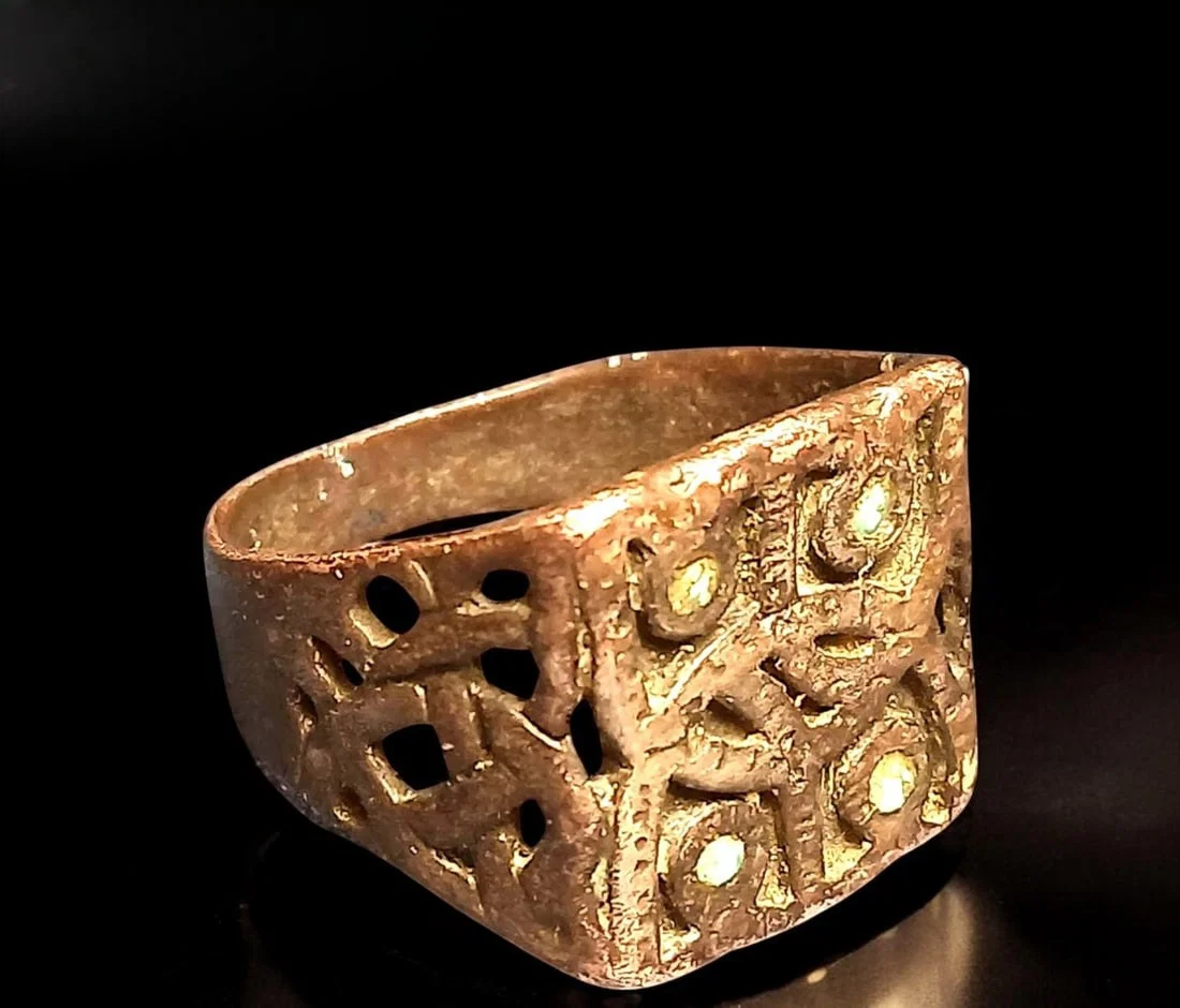 Silver Viking signet ring with intertwined motif and two lion heads, 16th century