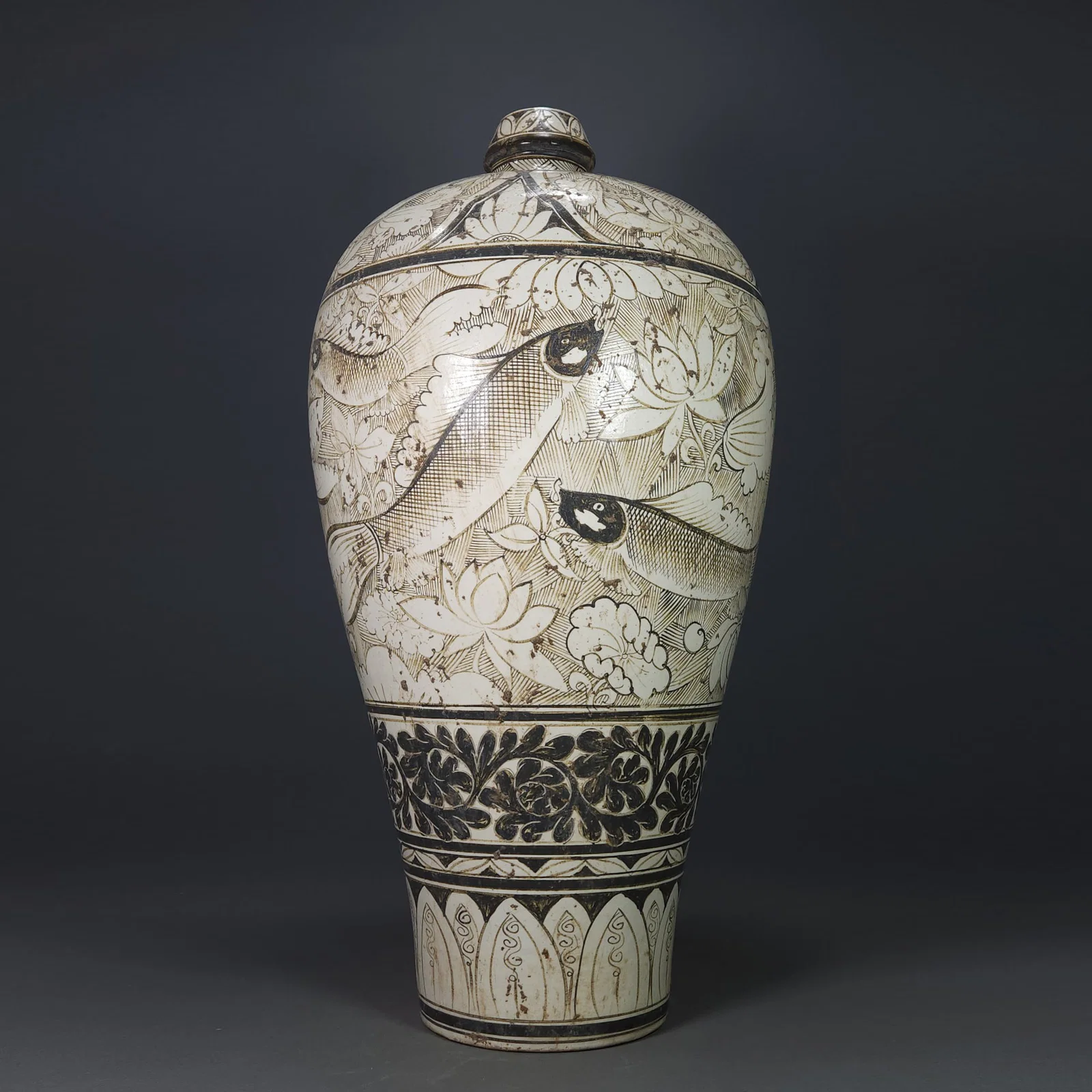 Song Dynasty Cizhou Kiln white glaze black flower fish pattern plum vase