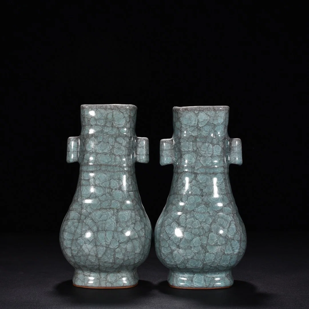 Song Dynasty Guan kiln celadon ice crackle dazzling pattern through-ear bottle