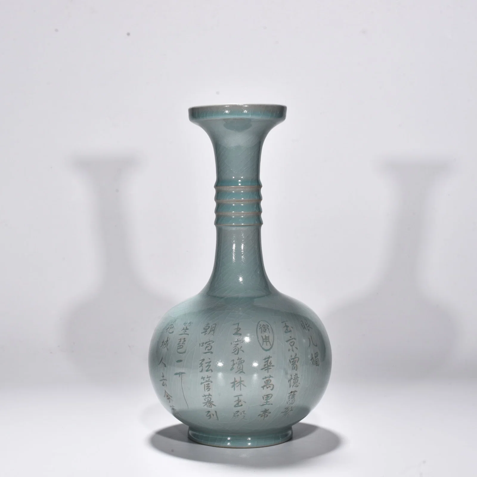 Song Dynasty Ru kiln azure glaze dazzling engraved poem plate mouth bottle
