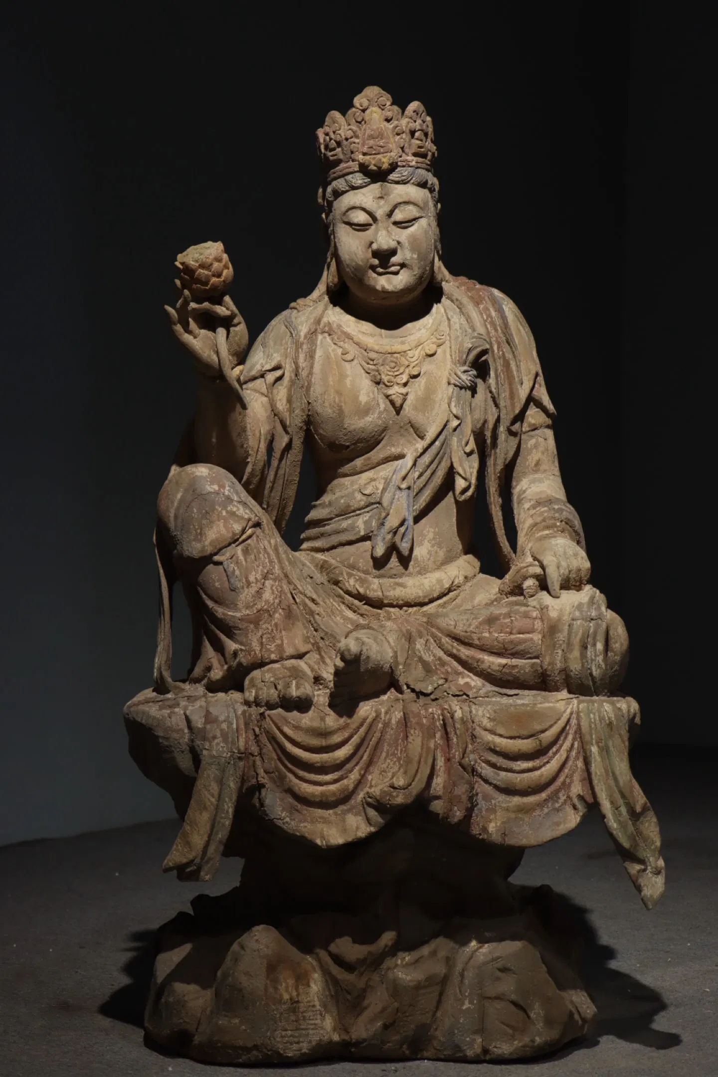 SONG DYNASTY WOOD CARVING AND PAINTING OF A FREE-SPIRITED GUANYIN