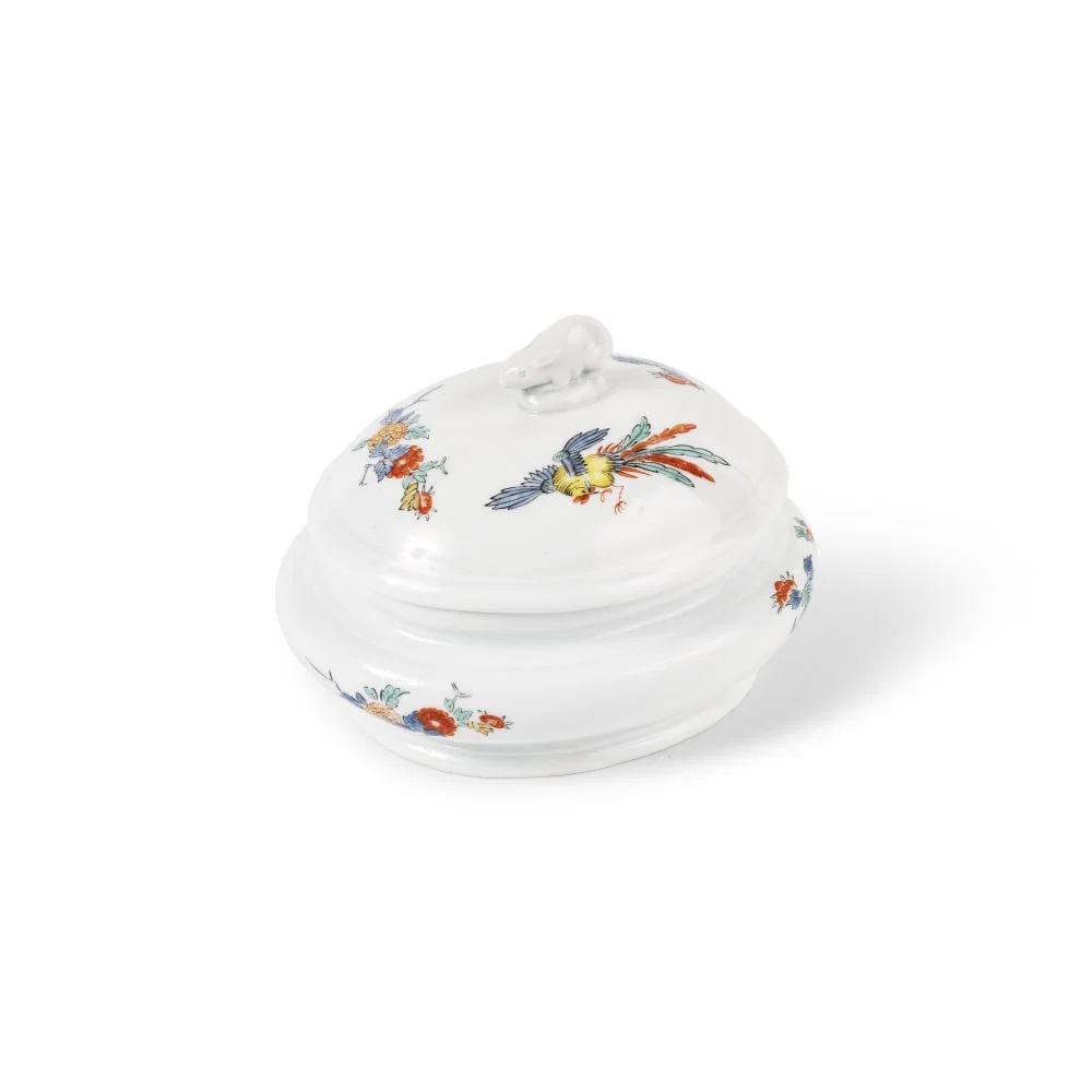 Sucrier couvert ovale en porcelaine de Meissen, vers 1735 A Meissen oval sugar box and cover, ci...