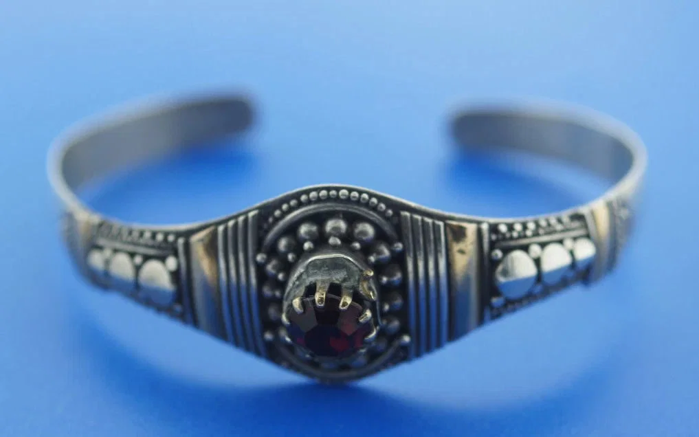 SYNTHETIC RUBY C.1980 VINTAGE SILVER GOLD OVERLAY BANGLE BRACELET STAMPED 925