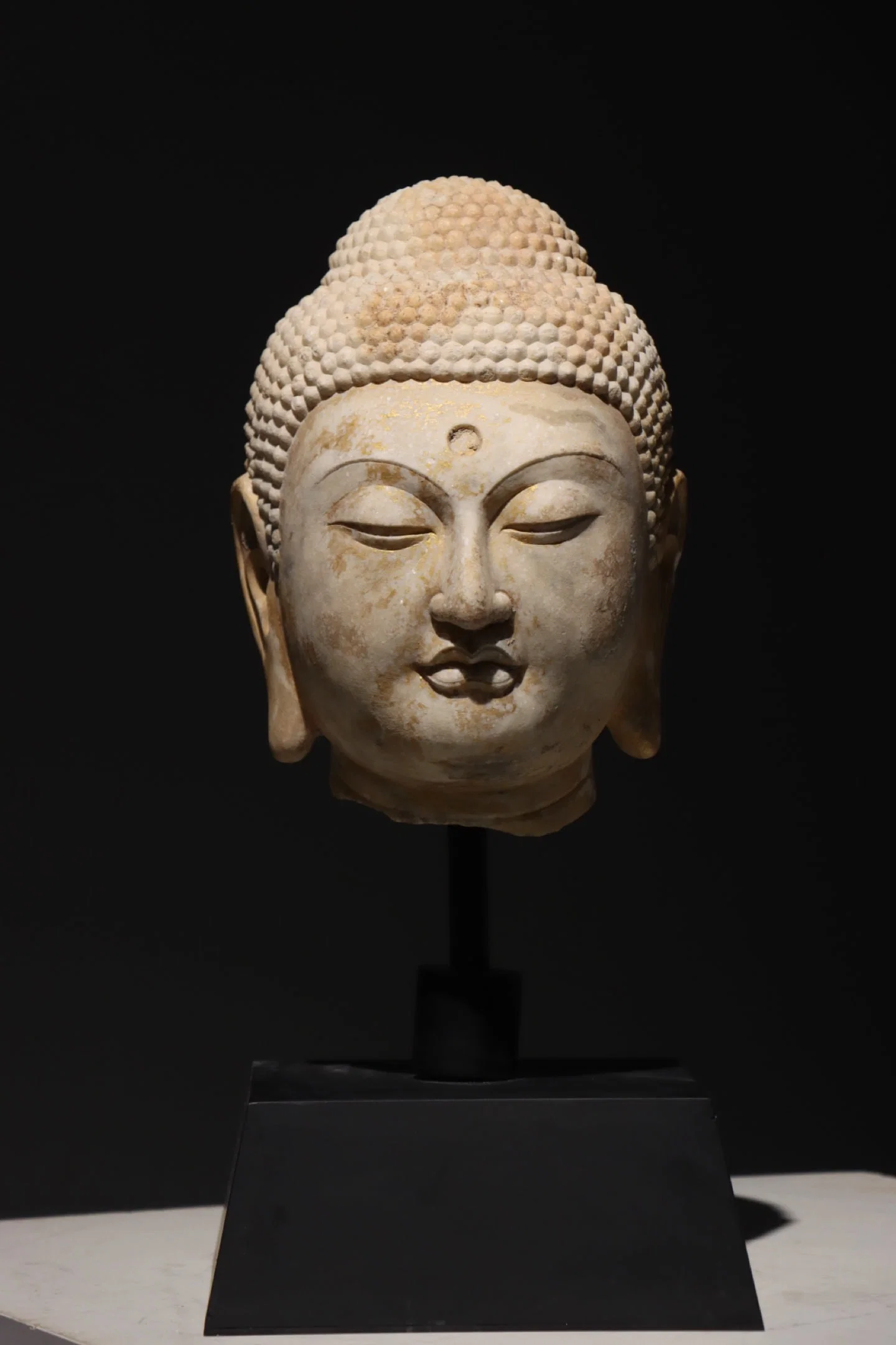 TANG DYNASTY WHITE MARBLE WITH GOLD BUDDHA HEADS ATTACHED