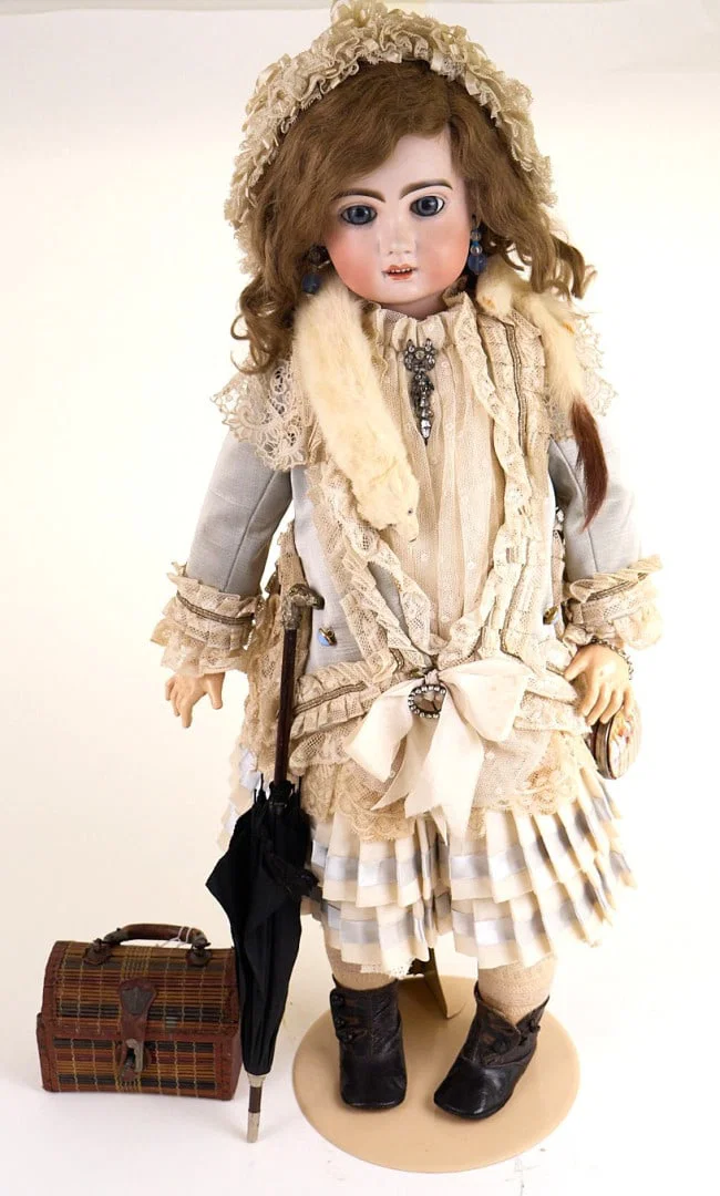 TETE JUMEAU Bambola con stola di volpe Inizi '900 - TETE JUMEAU Doll with fox stole Early 1900s