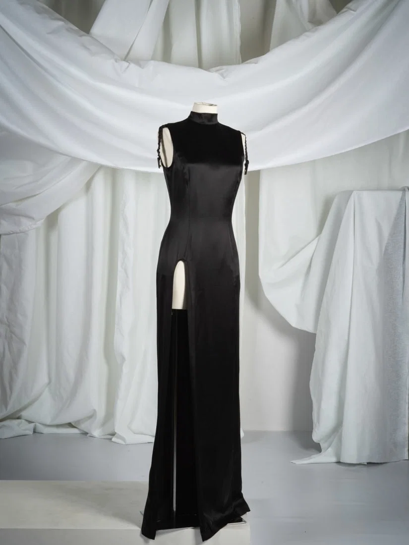 Thierry Mugler, collection Prêt-à-Porter, Automne-Hiver 1998. Robe du soir longue en s...