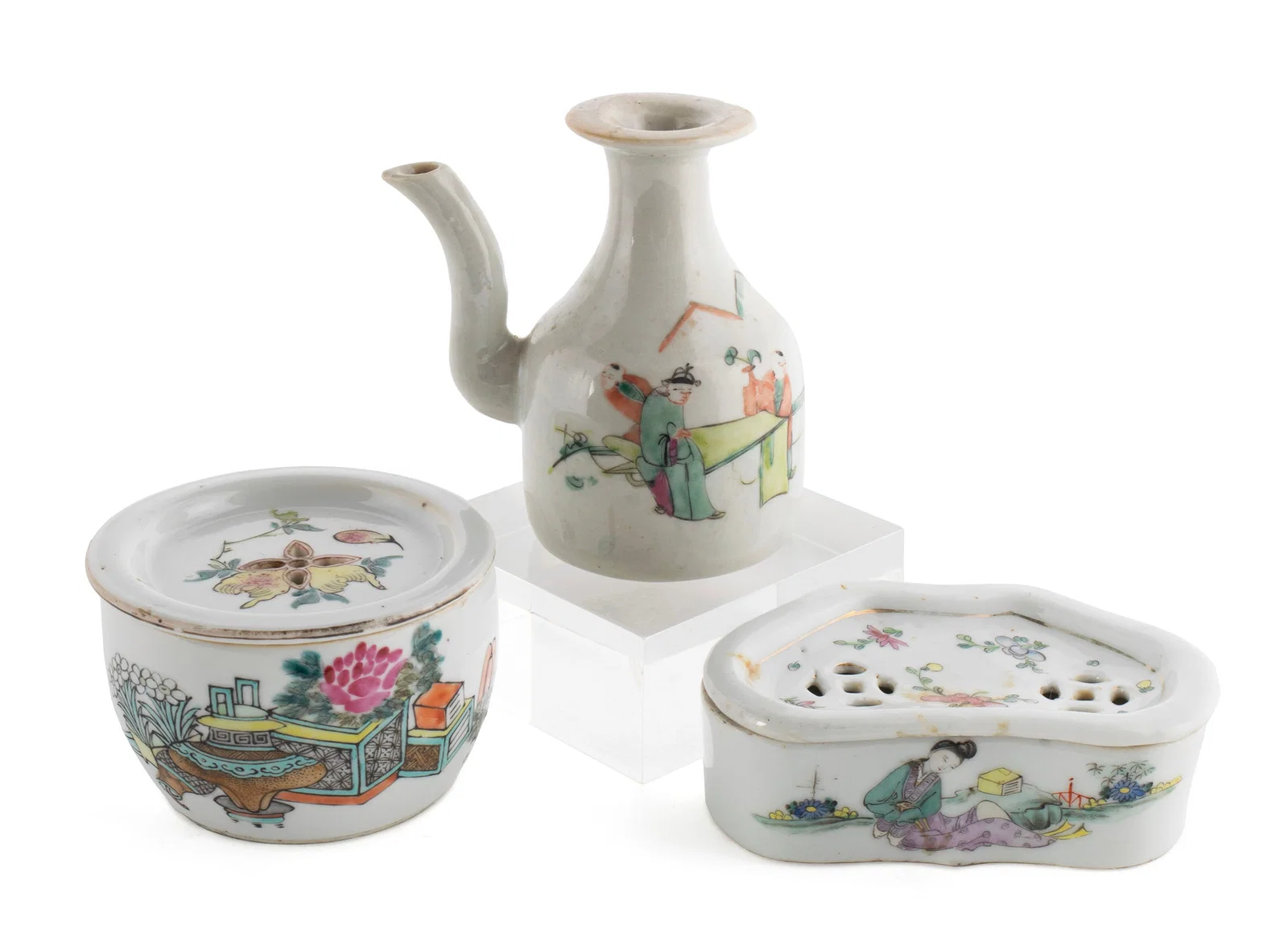 THREE PIECES OF CHINESE FAMILLE ROSE PORCELAIN
