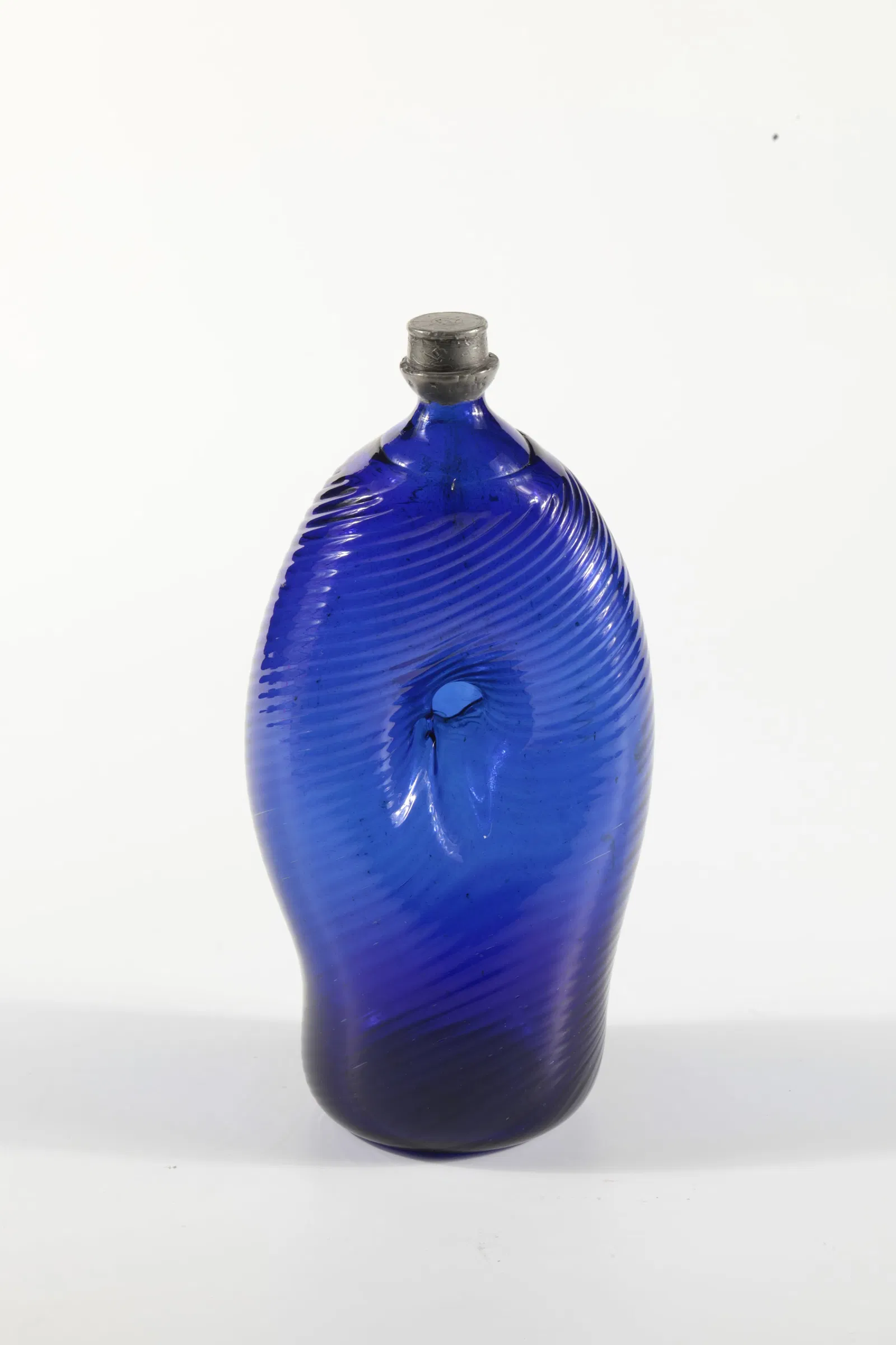 Umbilical bottle with tin screw cap