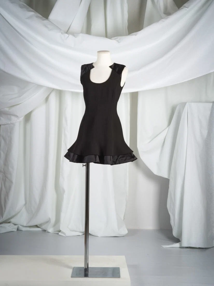 Valentino, collection Haute Couture, circa 1980. Robe du soir courte en crêpe et satin noir...