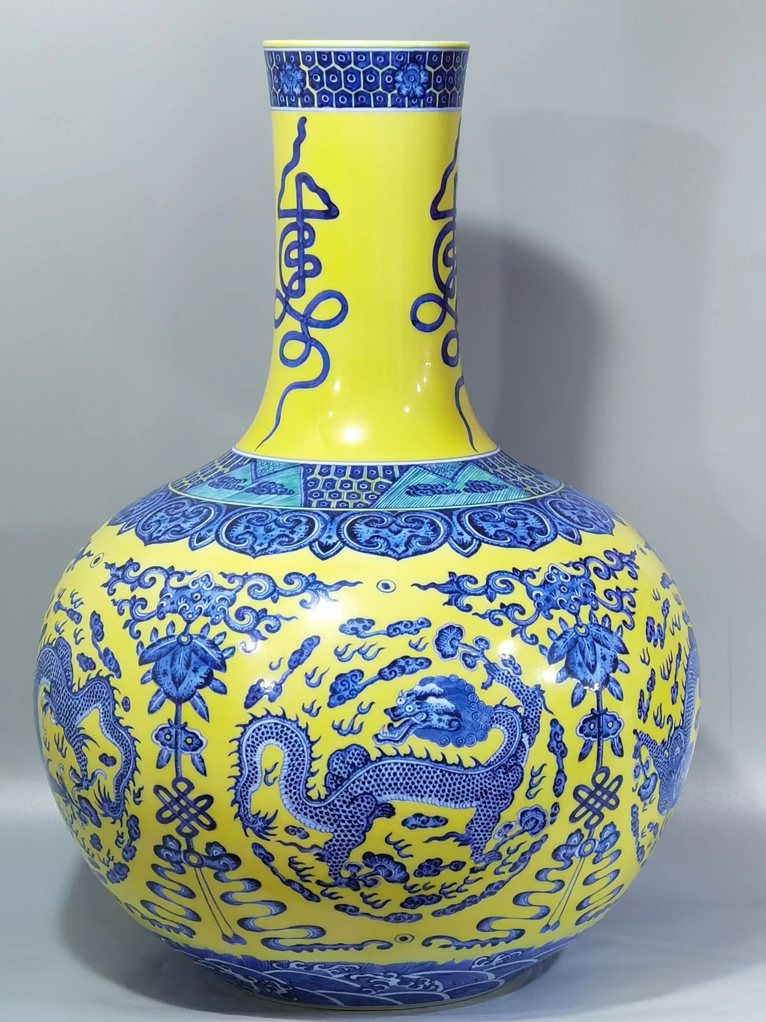 Very Rare Chinese blue and yellow porcelain vase Qing dynasty Qianlong Mark & Period