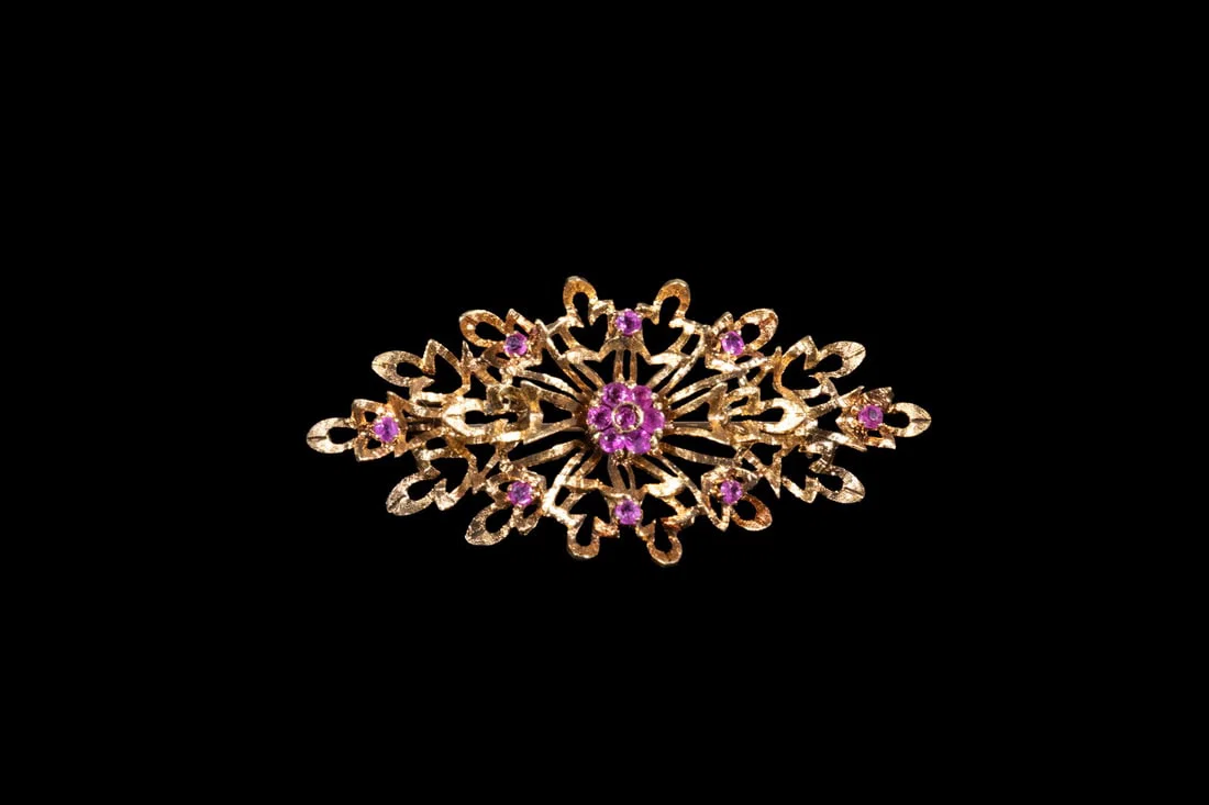 VINTAGE 18K GOLD AND RUBY OPENWORK BROOCH