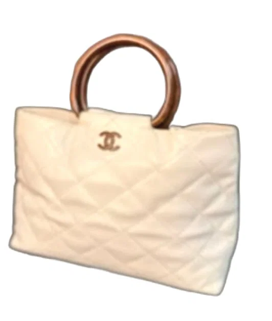 VINTAGE CHANEL QUILTED CAVIAR WOOD HANDLE BAG