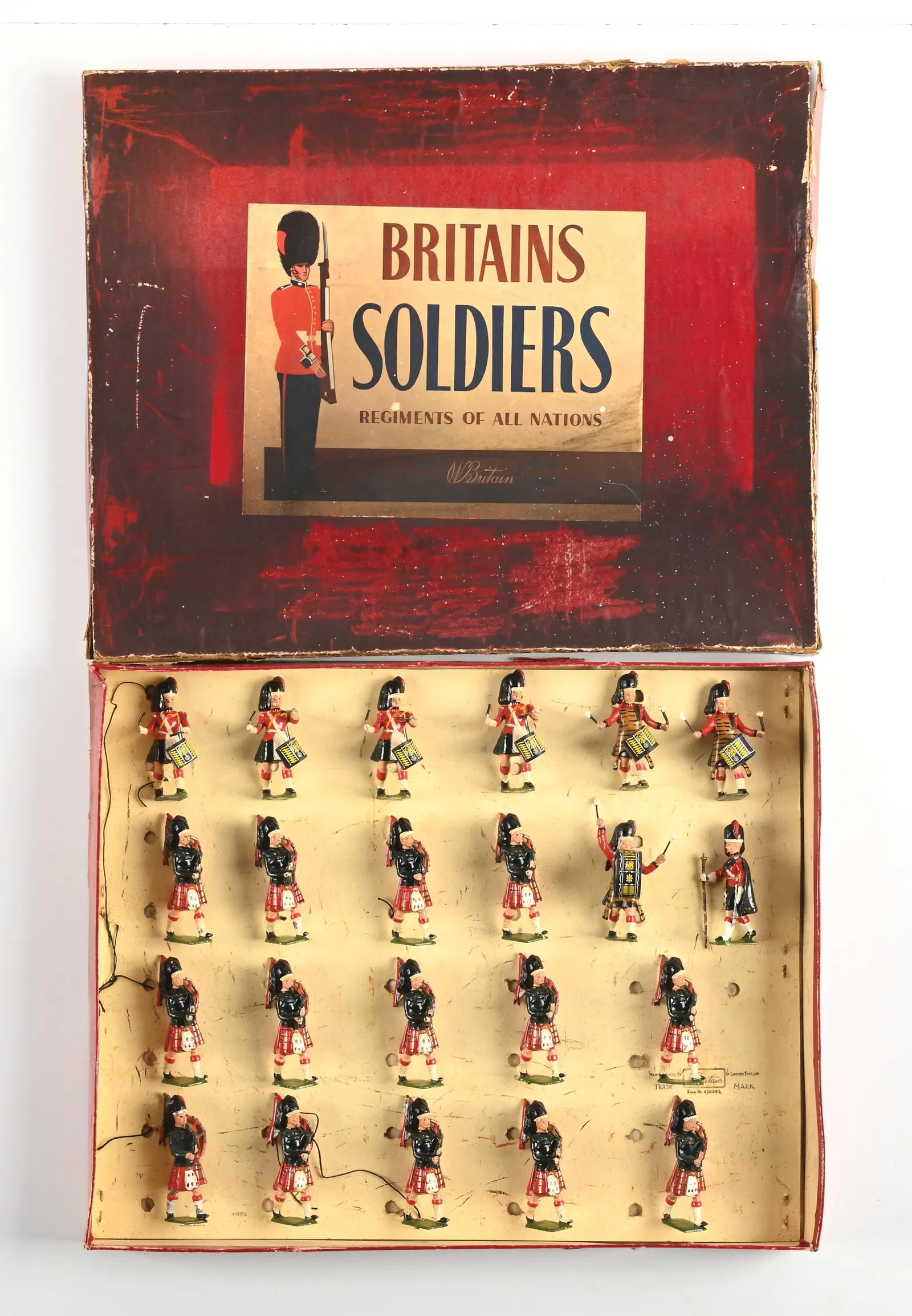 W. BRITAINS HIGHLAND PIPERS, BLACK WATCH BAND NO. 9435 IN BOX