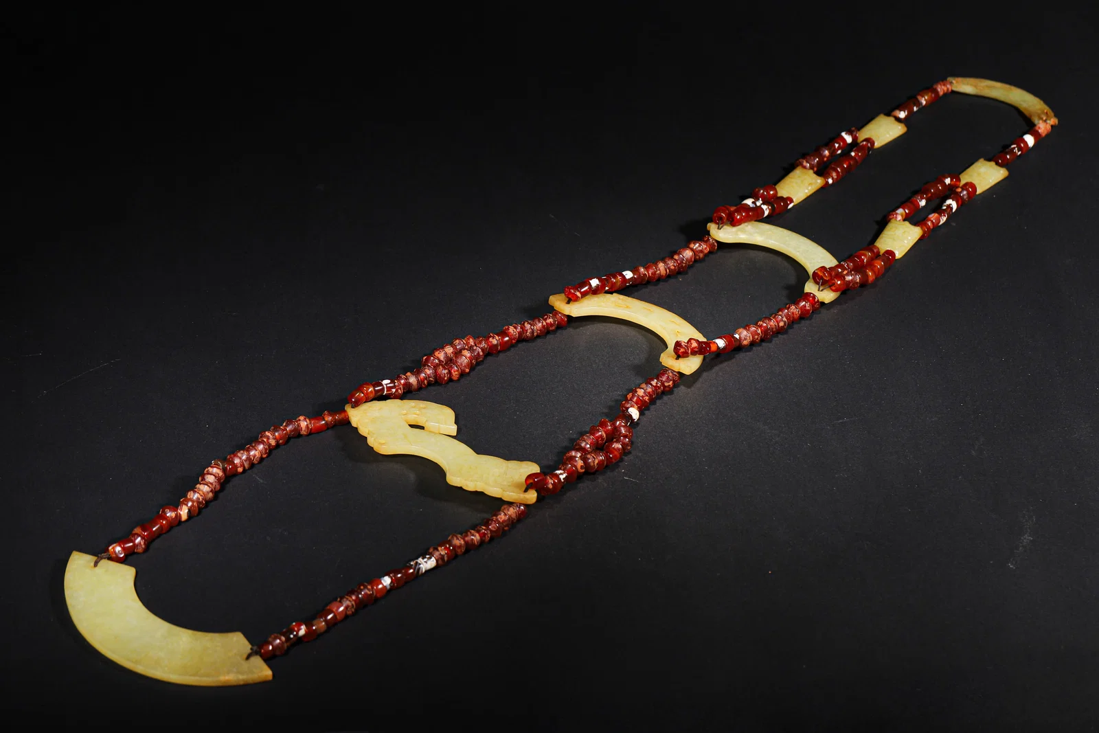 WARRING STATES TO HAN DYNASTY JADE AND AGATE PENDANT SET