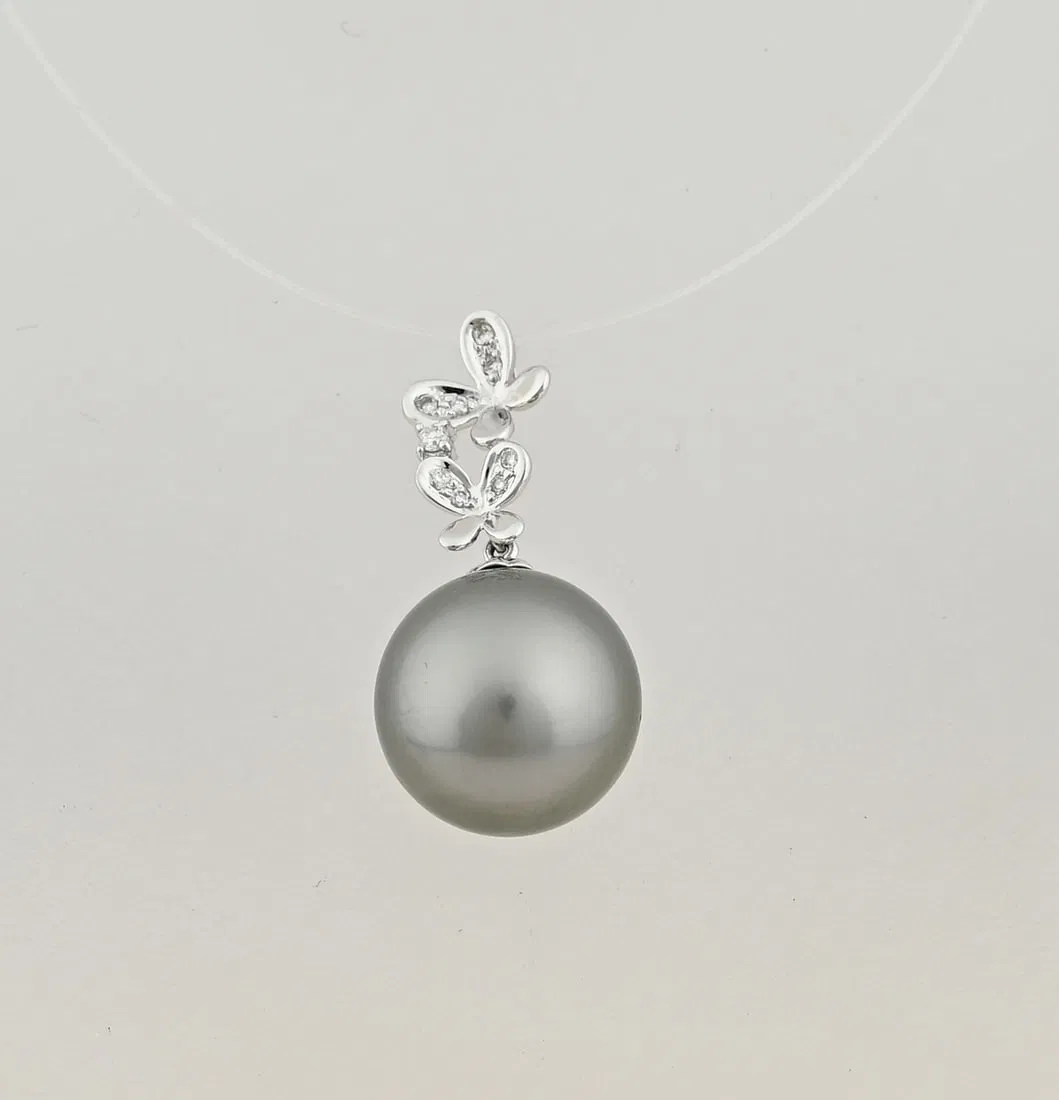 White gold pendant with pearl and diamond