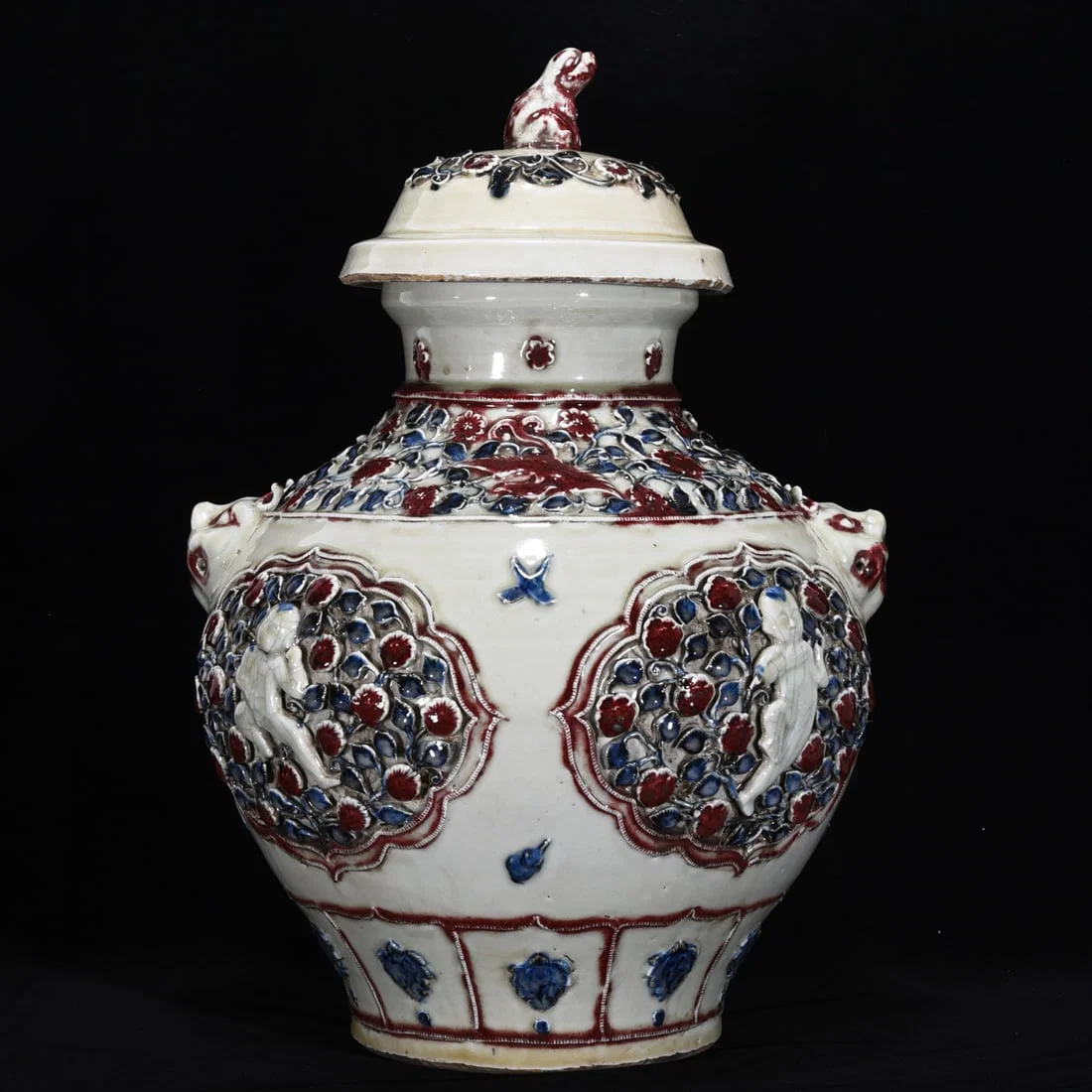 Yuan blue and white underglaze red pinch flower animal head cover jar
