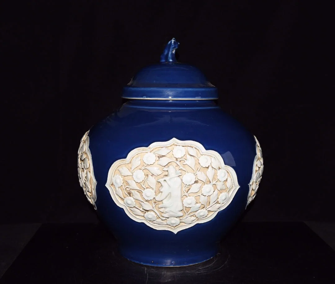 Yuan Dynasty sacrificial blue and white pinch flower porcelain lid jar