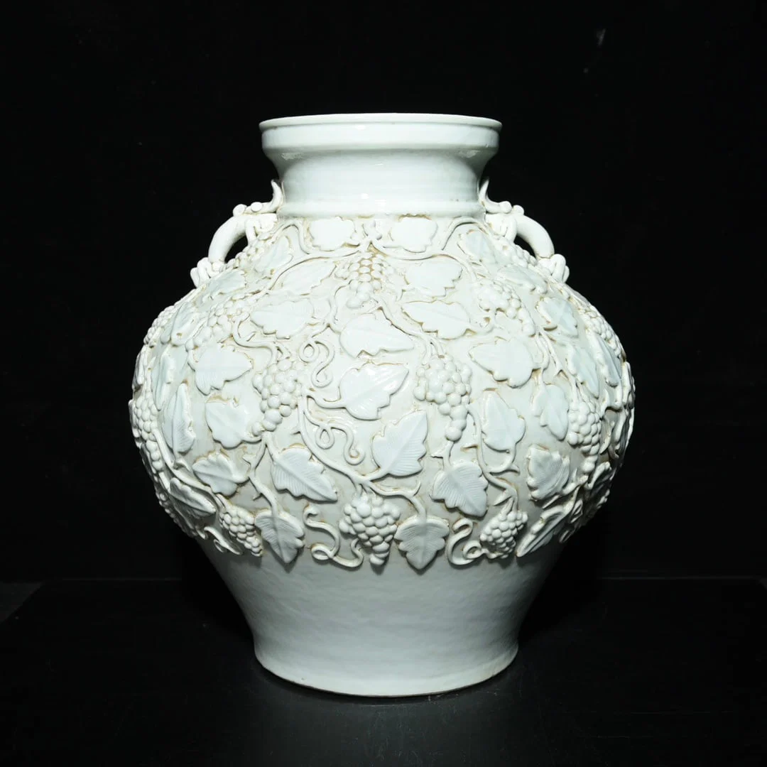 Yuan Dynasty sweet white glaze flower animal head jar